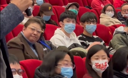 组图：张艺谋作品《狙击手》特别放映 韩红李现现身观影_5
