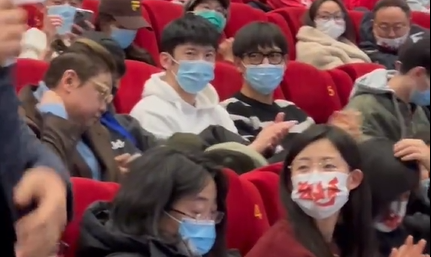 组图：张艺谋作品《狙击手》特别放映 韩红李现现身观影_3