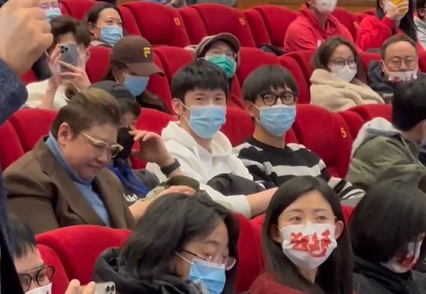 组图：张艺谋作品《狙击手》特别放映 韩红李现现身观影_4