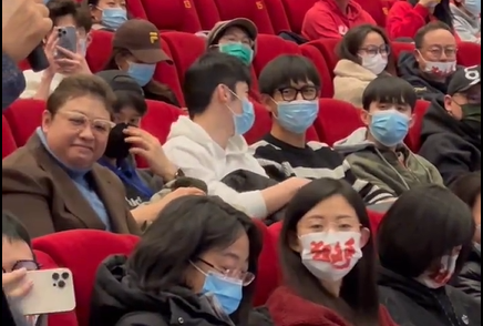 组图：张艺谋作品《狙击手》特别放映 韩红李现现身观影_2