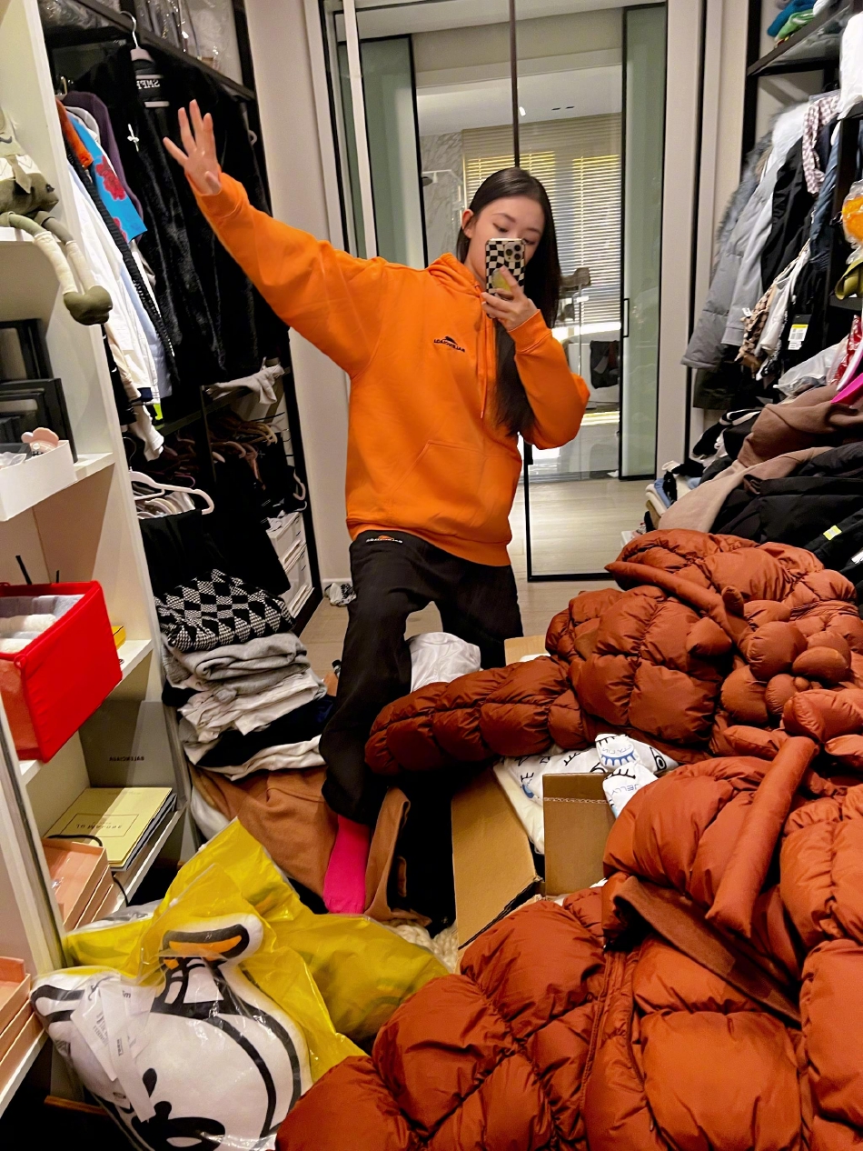 组图：林允晒居家自拍问春节胖了多少斤 橙色卫衣元气十足_7