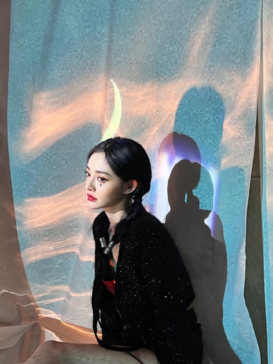 组图：周洁琼落泪妆唱《枉凝眉》 红黑配色点缀蝴蝶倩影浪漫可人_12