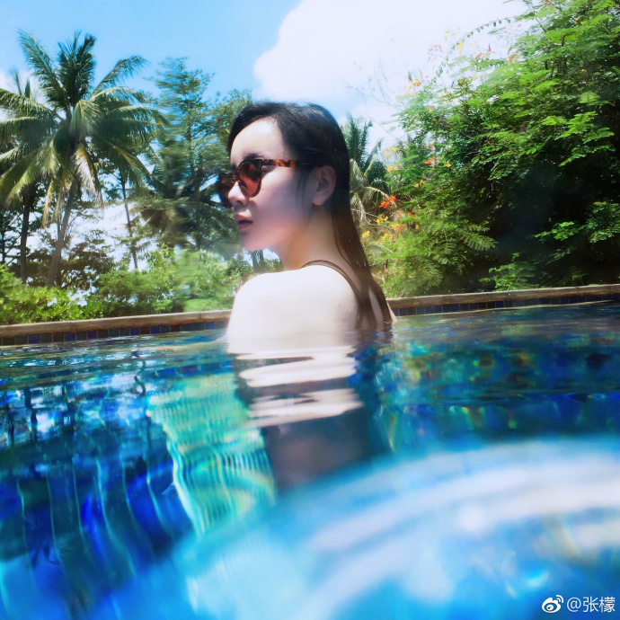 组图:张檬比基尼加身玩湿身诱惑 肤白貌美大长腿