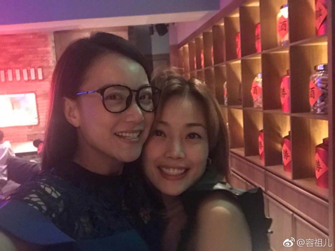 组图容祖儿晒贴脸合影为霍汶希庆生嘟嘴亲亲直呼妈妈