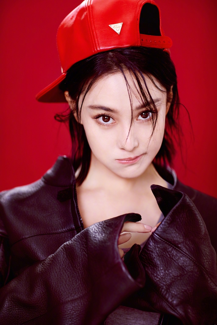 张馨予戴小红帽身材火辣 穿男友装显小女人妩媚