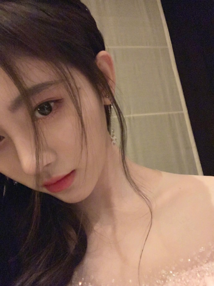 组图鞠婧祎晒自拍大秀锁骨香肩皮肤水嫩五官精致气质清纯动人