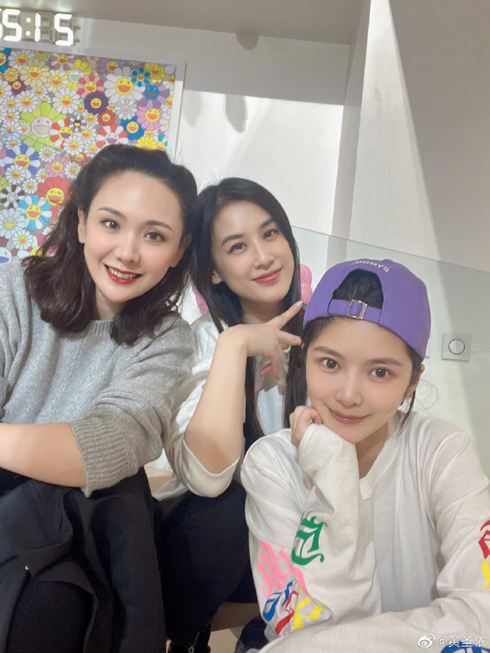 组图：黄圣依晒与程莉莎王灿聚会照 自我调侃“开心连连看”