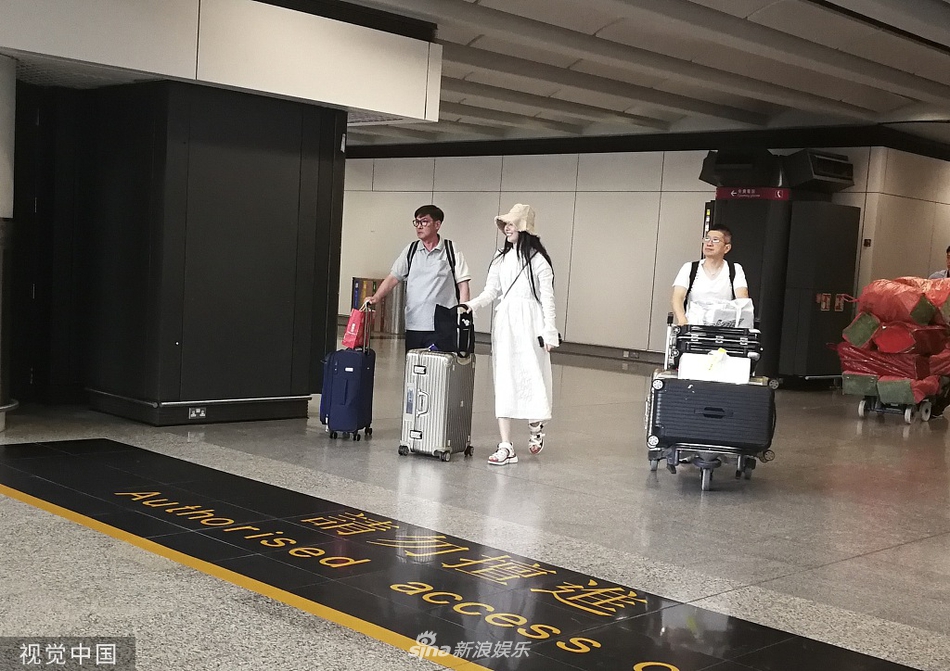 谈婚事？向佐捧花接机郭碧婷和爸爸 自制标牌欢迎岳父