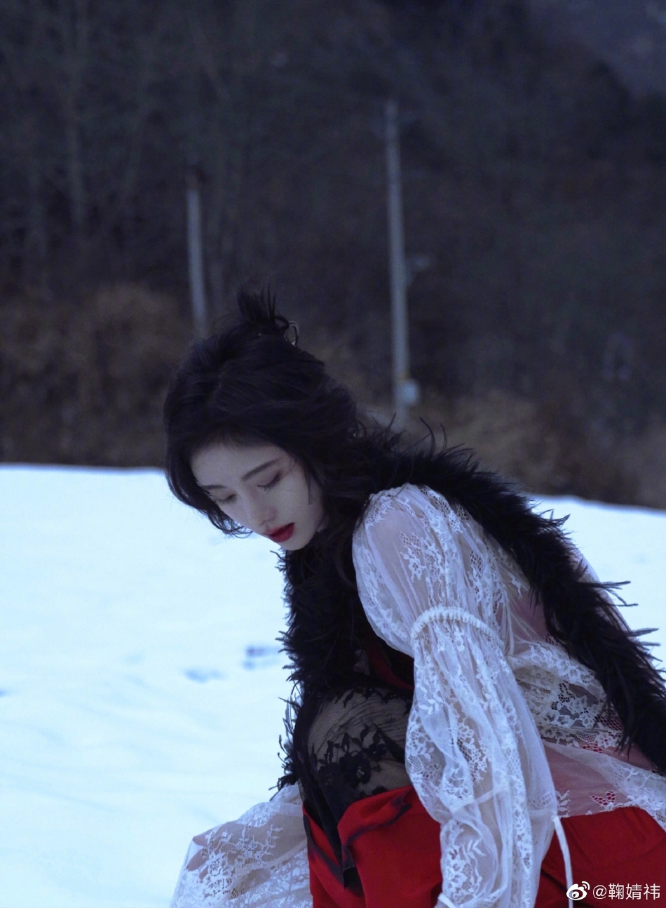 组图：好美！鞠婧祎雪地红衣氛围感大片 发丝凌乱身姿摇曳_3