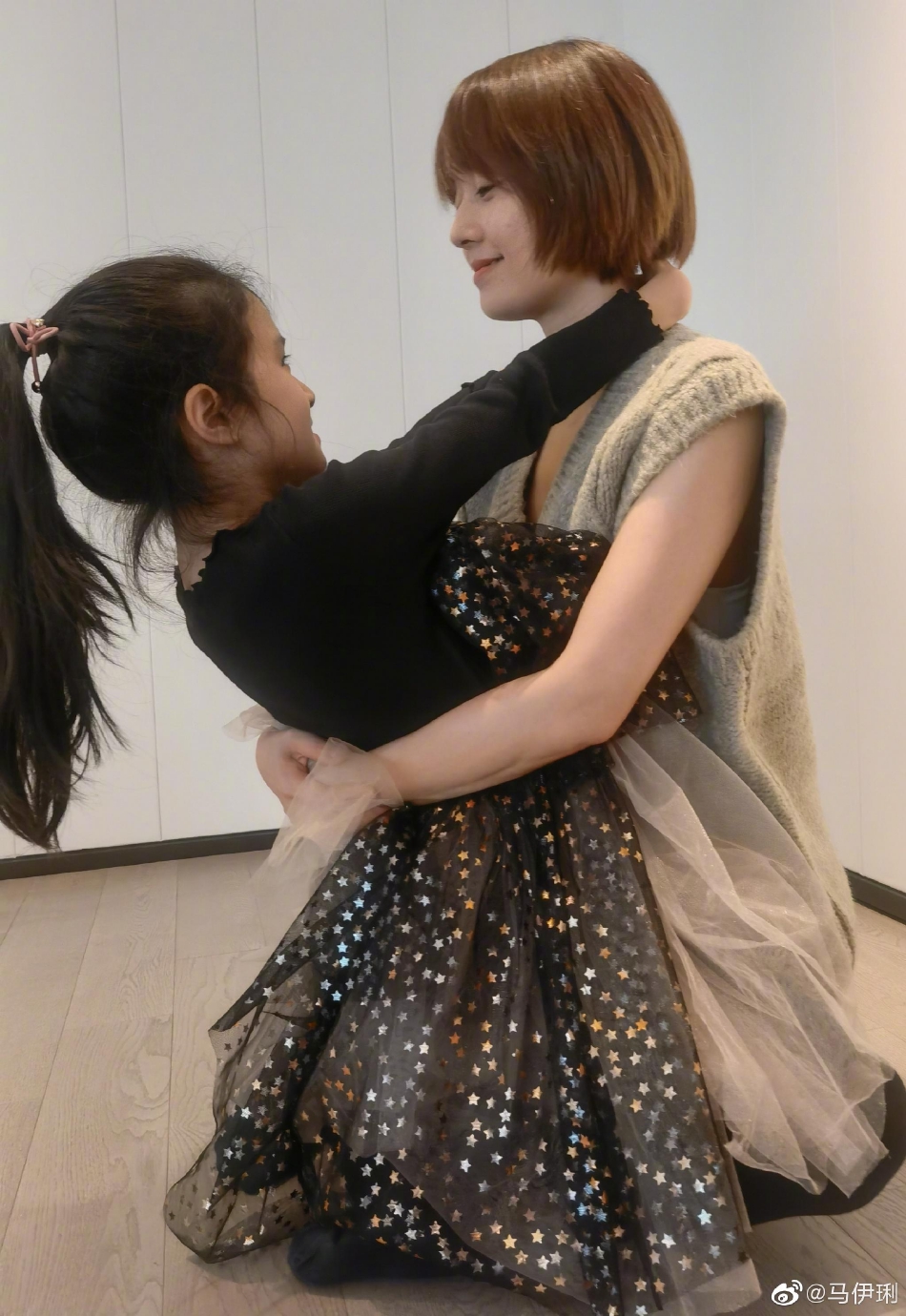 组图：马伊琍晒照为小女儿庆生 母女二人相拥对视温馨有爱