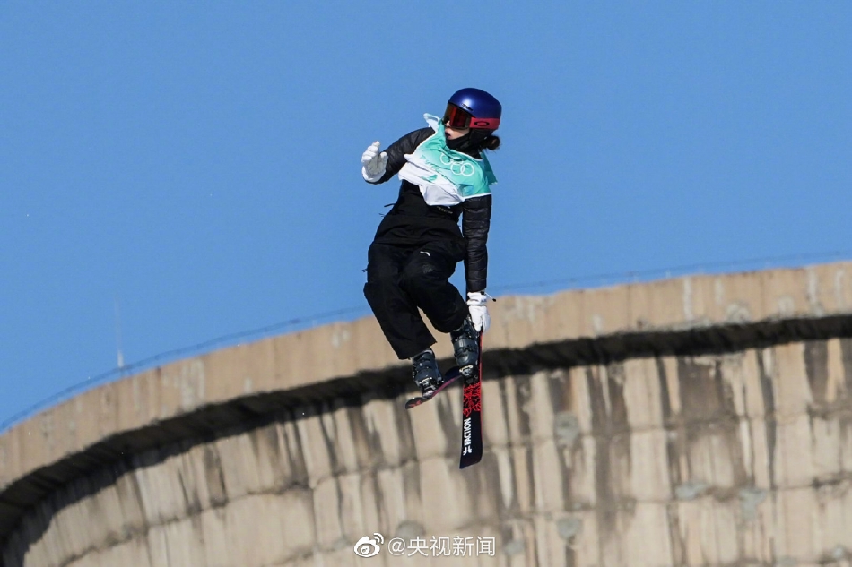 组图：谷爱凌自由式滑雪女子大跳台夺金 谢霆锋景甜钟楚曦等祝贺_1