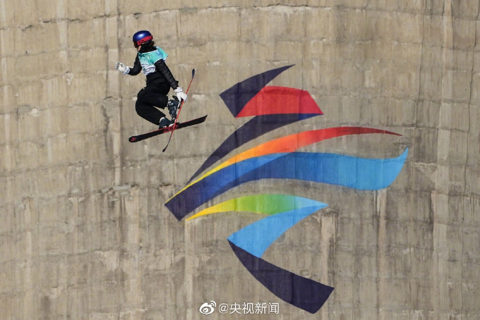 组图：谷爱凌自由式滑雪女子大跳台夺金 谢霆锋景甜钟楚曦等祝贺_3
