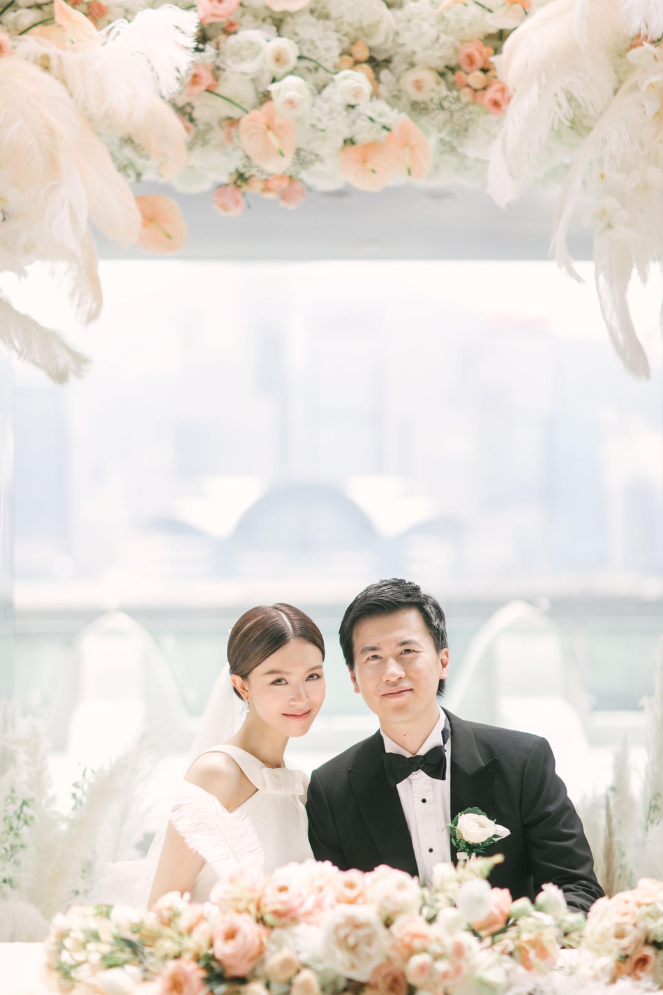 「奇趣网」TVB小花文咏珊与男友在香港注册结婚 穿中式礼服敬茶
