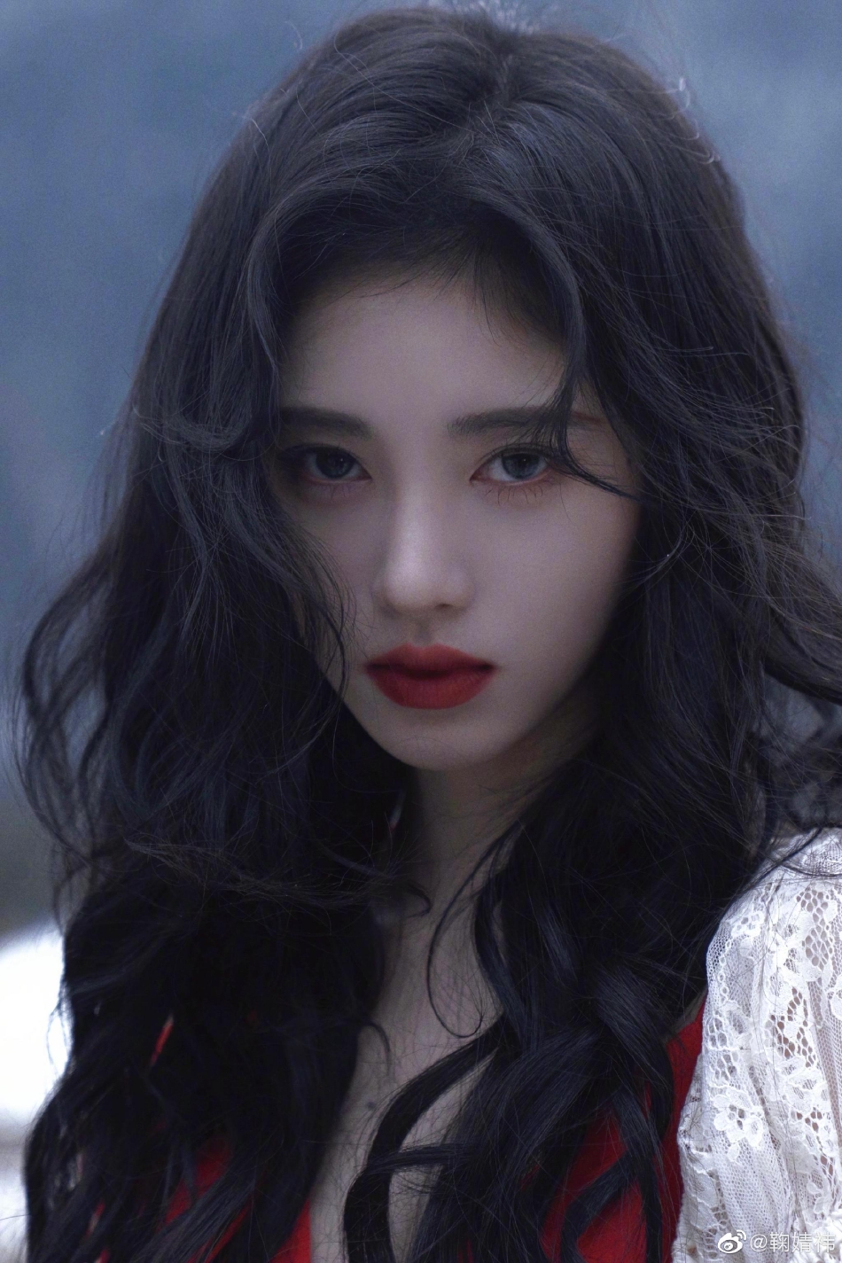 组图：好美！鞠婧祎雪地红衣氛围感大片 发丝凌乱身姿摇曳_6