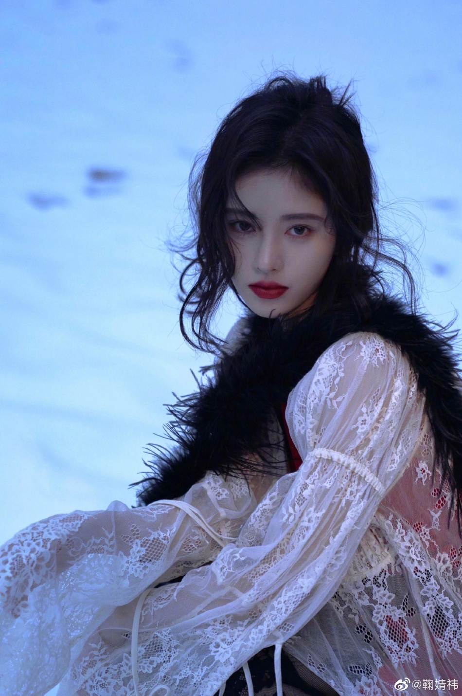 组图：好美！鞠婧祎雪地红衣氛围感大片 发丝凌乱身姿摇曳_1