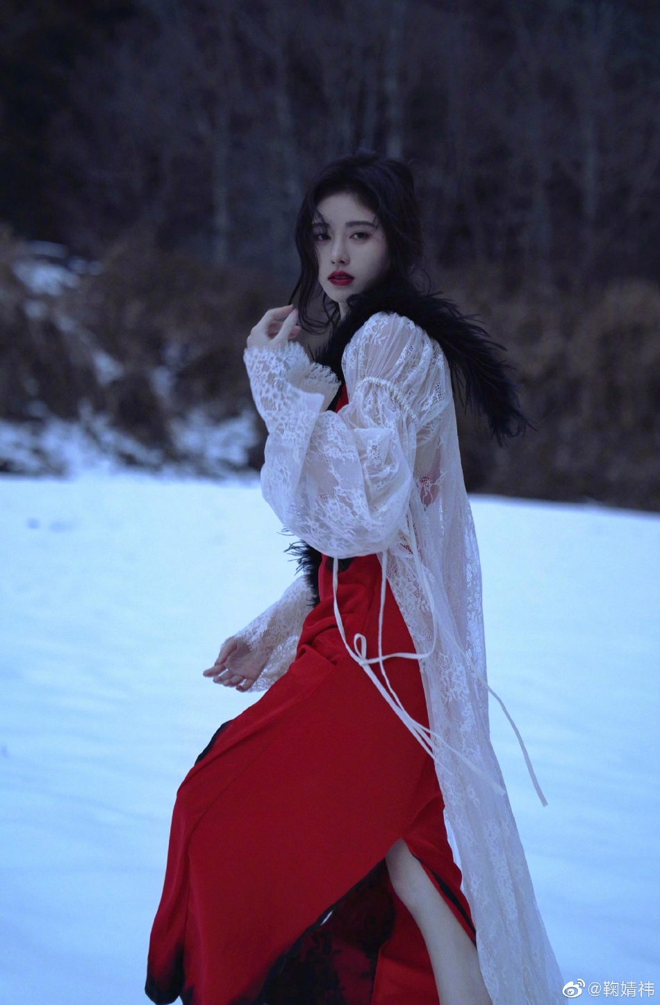 组图：好美！鞠婧祎雪地红衣氛围感大片 发丝凌乱身姿摇曳_4