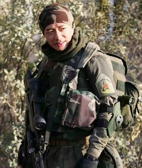 组图士兵突击剧组重聚王宝强紧搂段奕宏对镜咧嘴笑