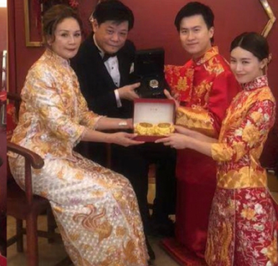「奇趣网」TVB小花文咏珊与男友在香港注册结婚 穿中式礼服敬茶