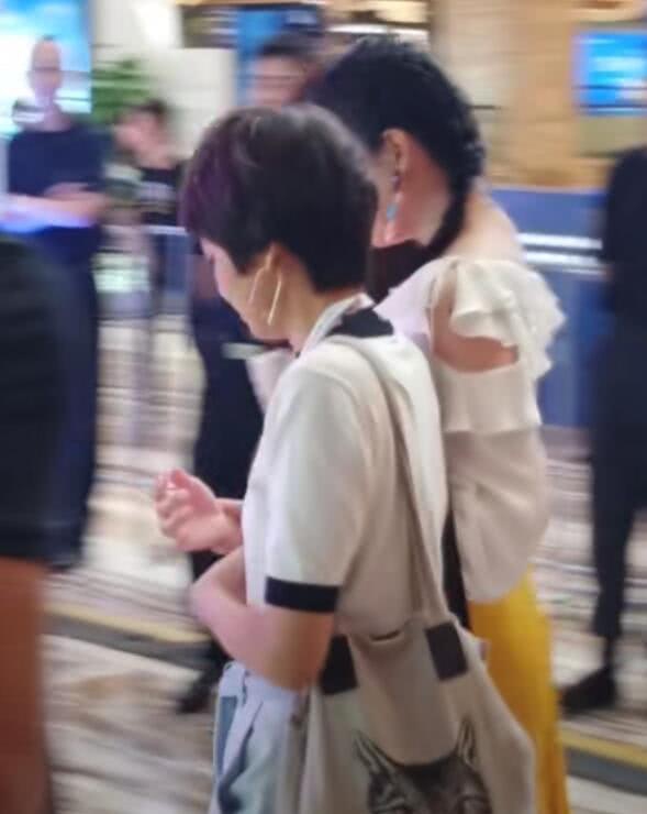 【奇趣网】有情况or幸福肥？大S现身活动小腹赘肉若隐若现