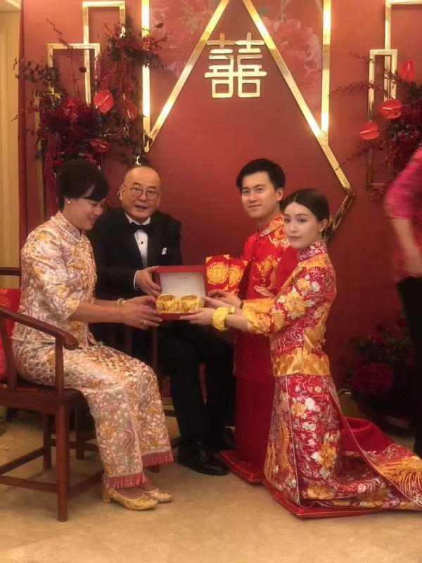 「奇趣网」TVB小花文咏珊与男友在香港注册结婚 穿中式礼服敬茶
