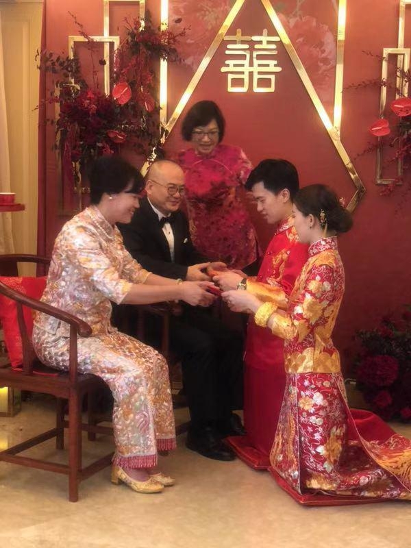 「奇趣网」TVB小花文咏珊与男友在香港注册结婚 穿中式礼服敬茶