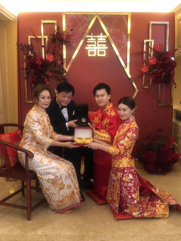 「奇趣网」TVB小花文咏珊与男友在香港注册结婚 穿中式礼服敬茶