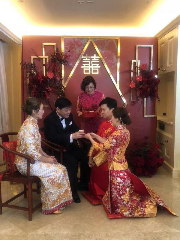 「奇趣网」TVB小花文咏珊与男友在香港注册结婚 穿中式礼服敬茶