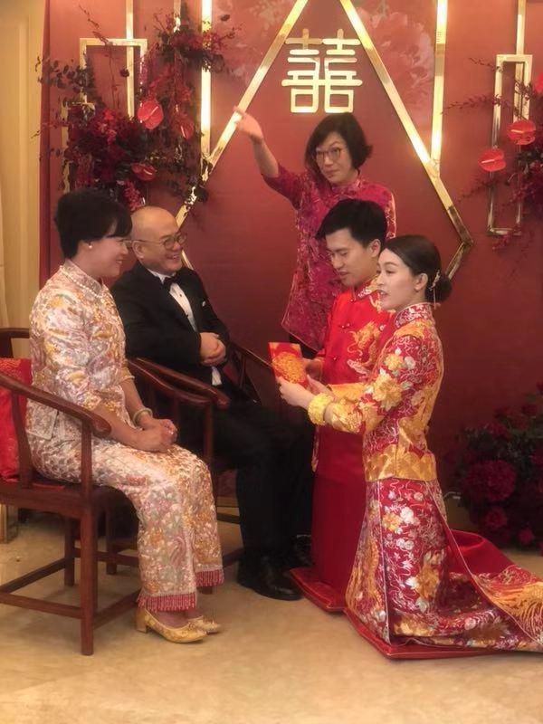 「奇趣网」TVB小花文咏珊与男友在香港注册结婚 穿中式礼服敬茶
