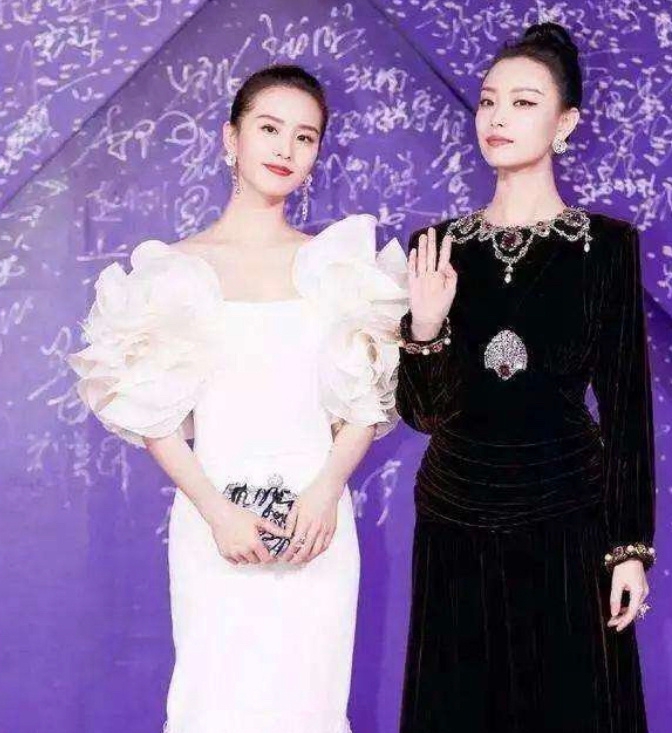 组图:刘诗诗倪妮《流金岁月》路透曝光 一个温柔一个明艳气质绝