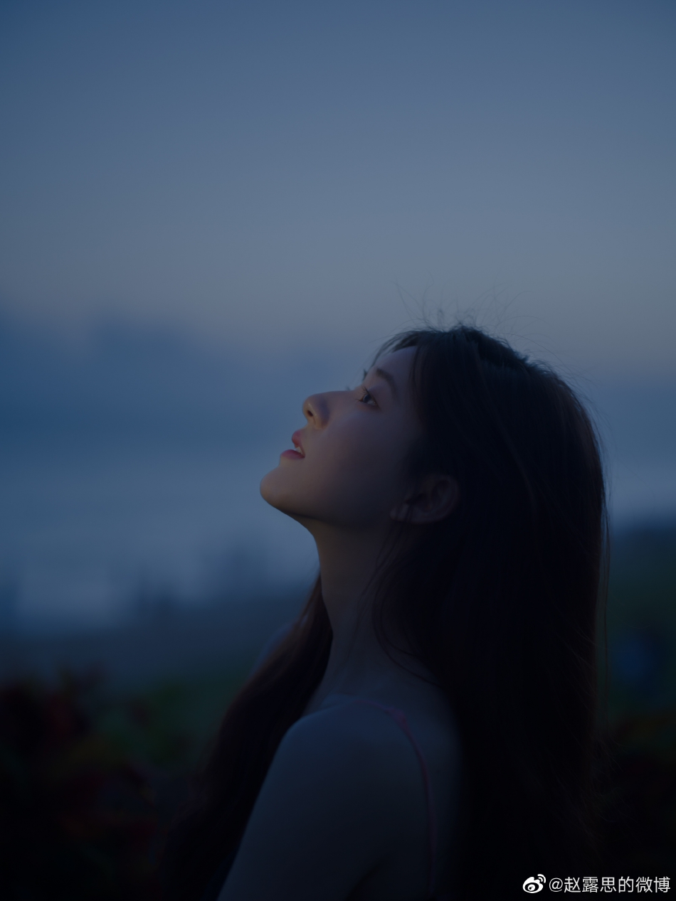 组图：赵露思海边光影氛围感大片 吊带小黑裙秀香肩美背_3