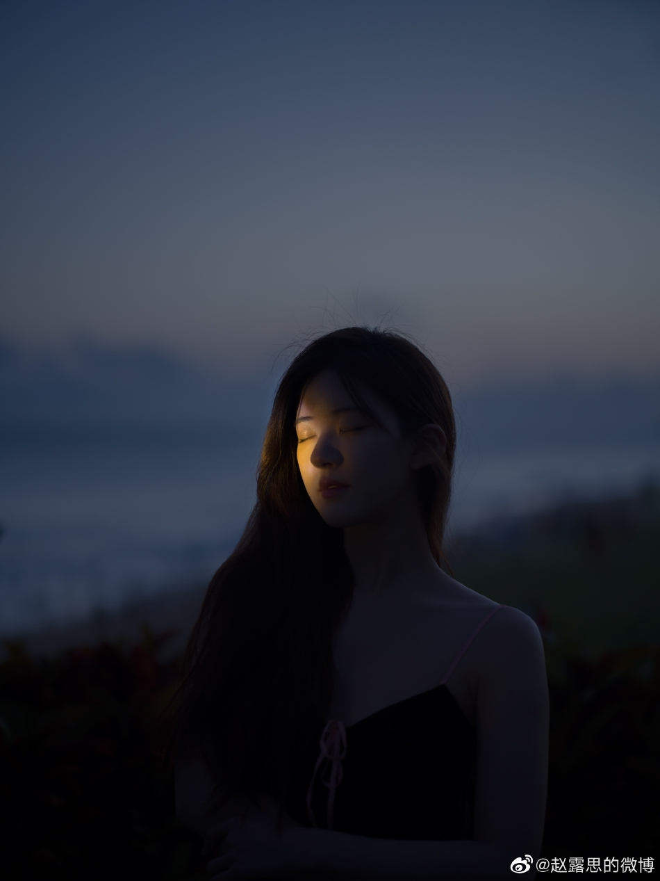 组图：赵露思海边光影氛围感大片 吊带小黑裙秀香肩美背_2