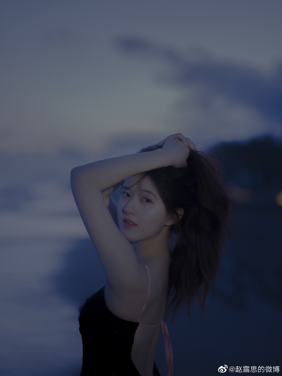 组图：赵露思海边光影氛围感大片 吊带小黑裙秀香肩美背