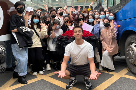 组图：陈伟霆剧组庆祝36岁生日 与粉丝大合影画面有爱