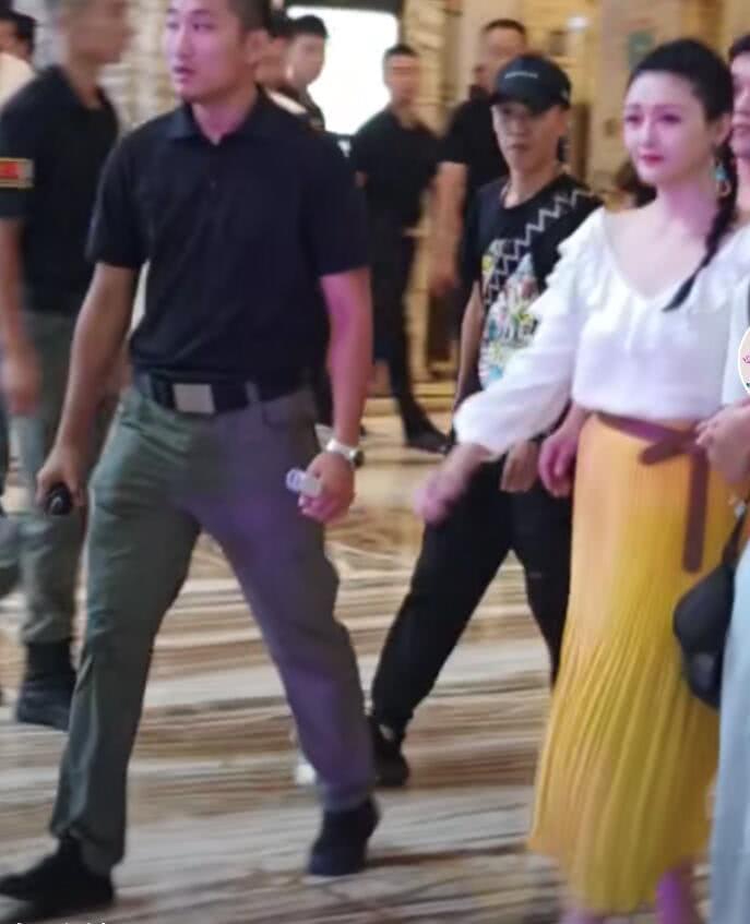 【奇趣网】有情况or幸福肥？大S现身活动小腹赘肉若隐若现