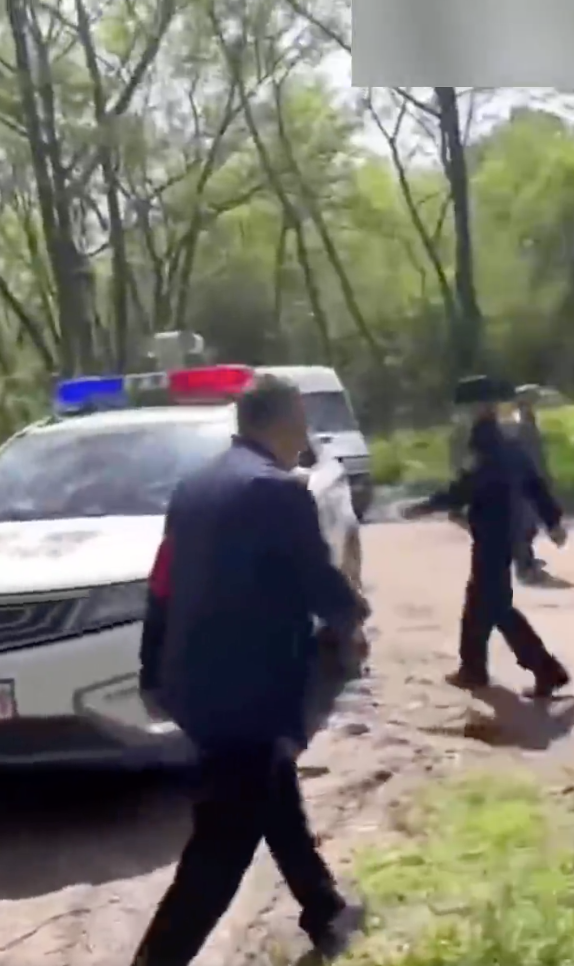 组图:网曝《新仙剑四》拍摄现场导演被带走剧方暂未回应第2张图片 组图:网曝《新仙剑四》拍摄现场导演被带走剧方暂未回应第2张图片