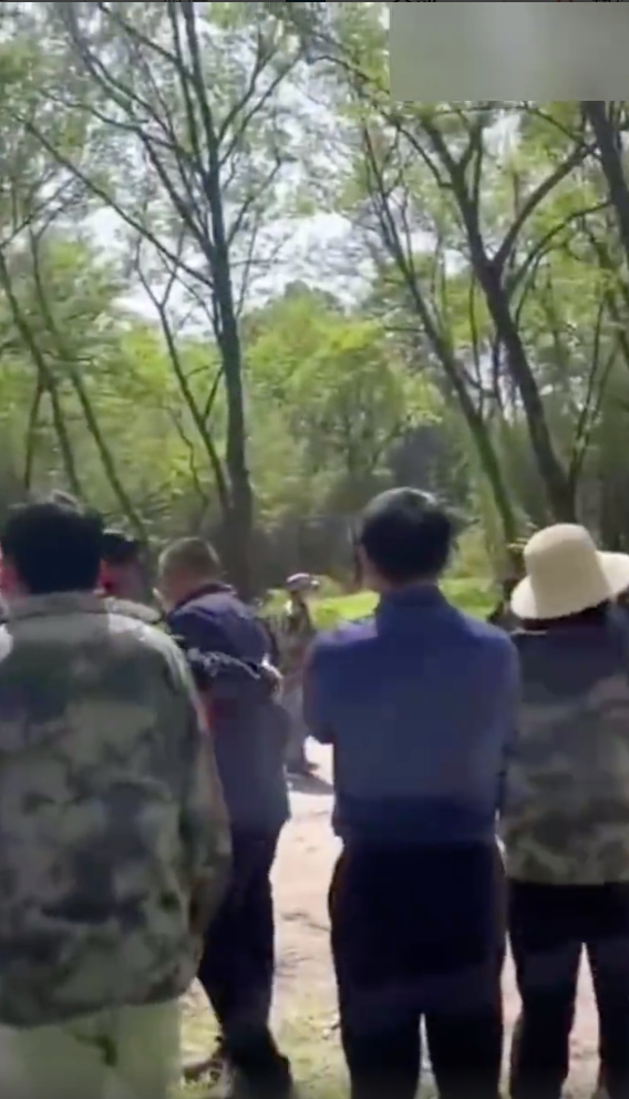 组图:网曝《新仙剑四》拍摄现场导演被带走剧方暂未回应第1张图片 组图:网曝《新仙剑四》拍摄现场导演被带走剧方暂未回应第1张图片