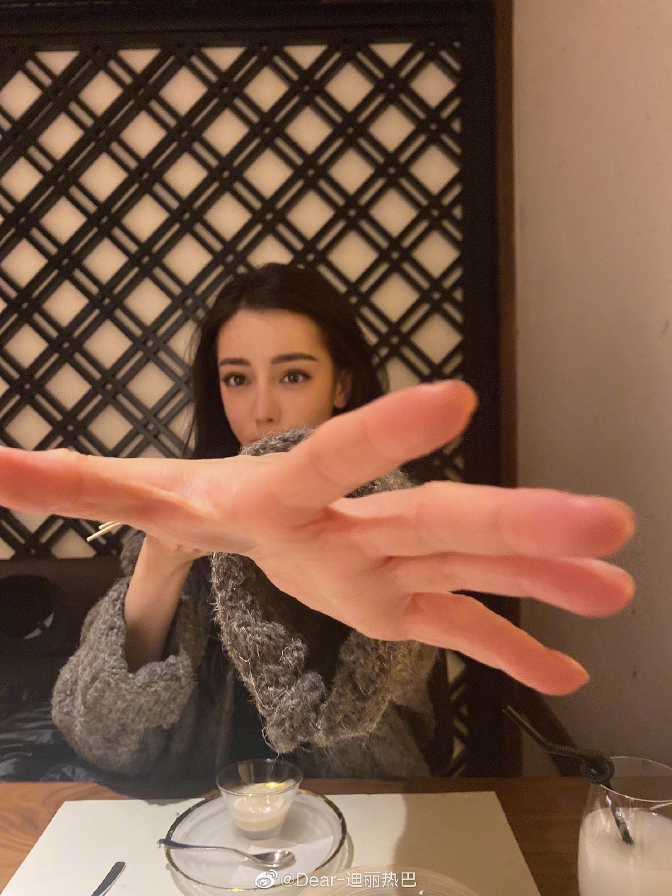 组图：好想抓住假期的尾巴！迪丽热巴晒开工照托腮卖萌好可爱