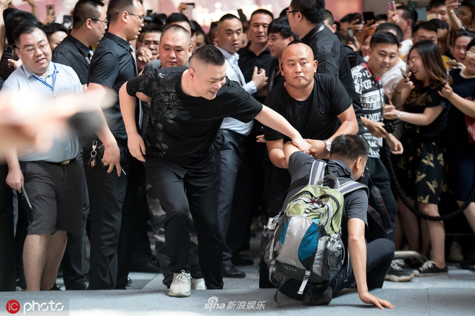 岳云鹏路演遇上山寨版“小岳岳” 暖心搀扶跌倒摄影师