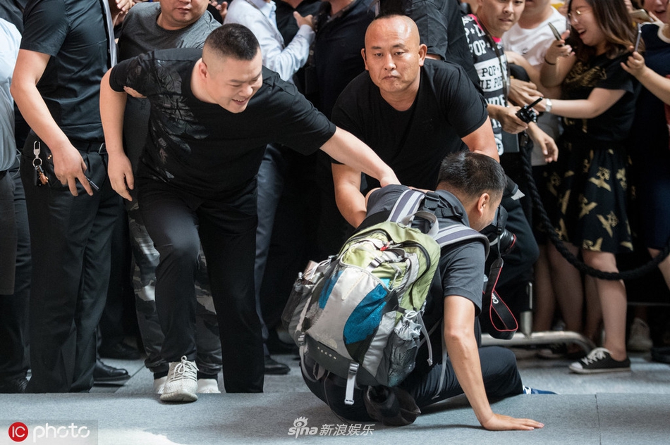 岳云鹏路演遇上山寨版“小岳岳” 暖心搀扶跌倒摄影师