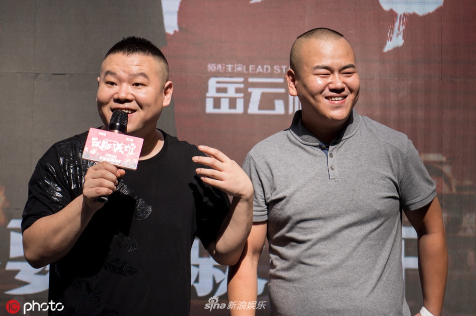 岳云鹏路演遇上山寨版“小岳岳” 暖心搀扶跌倒摄影师