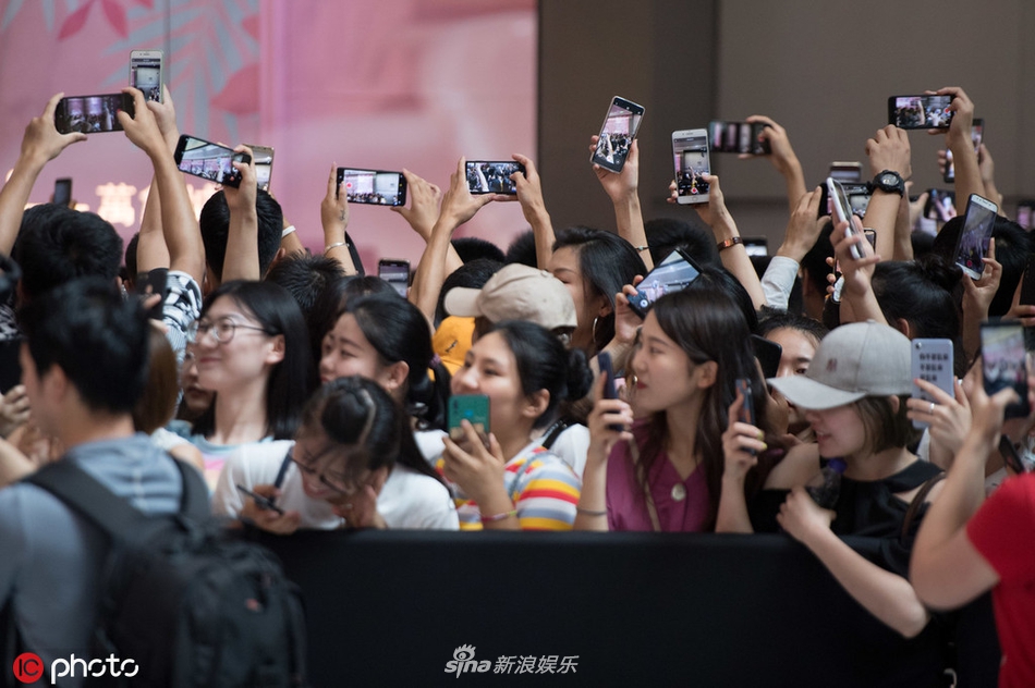 岳云鹏路演遇上山寨版“小岳岳” 暖心搀扶跌倒摄影师