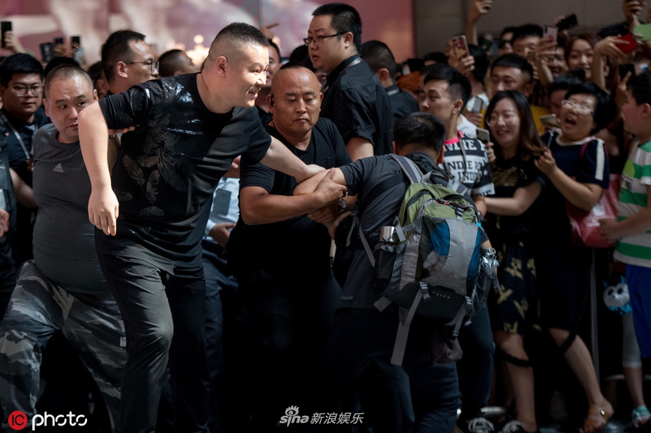 岳云鹏路演遇上山寨版“小岳岳” 暖心搀扶跌倒摄影师