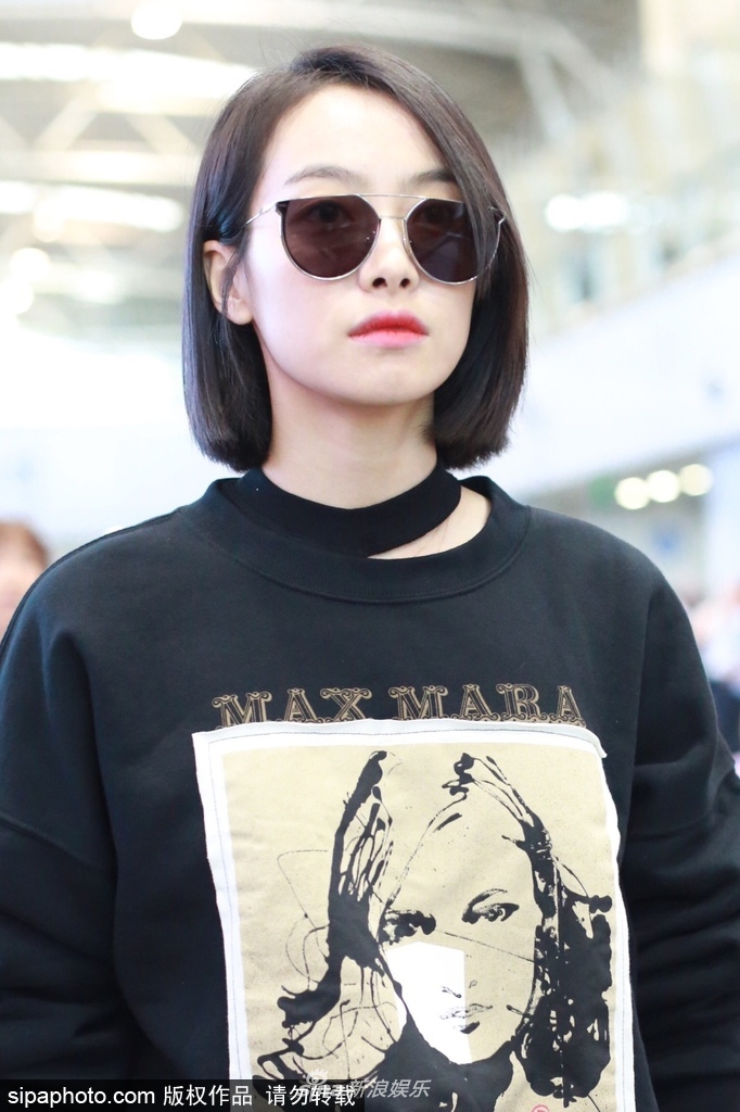 组图:宋茜黑色卫衣配牛仔裙秀筷子腿 插兜撩发