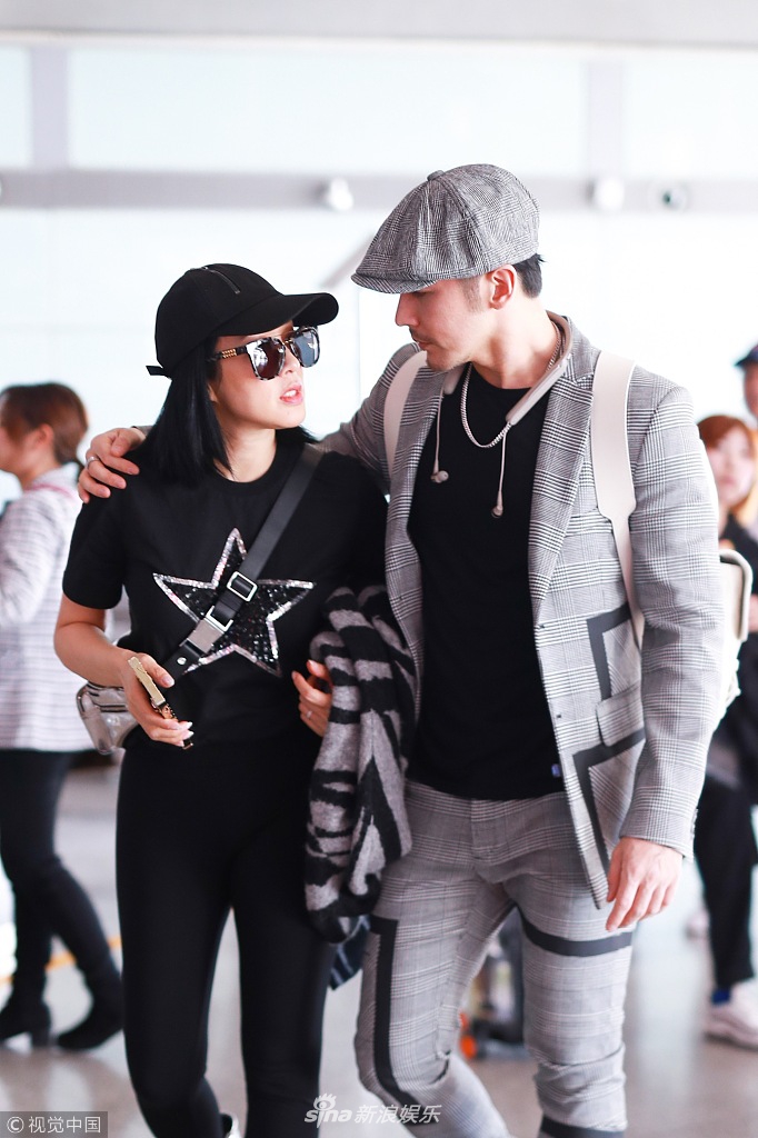 钟丽缇被曝怀四胎后首现身 紧牵老公身形丰腴大衣遮小腹