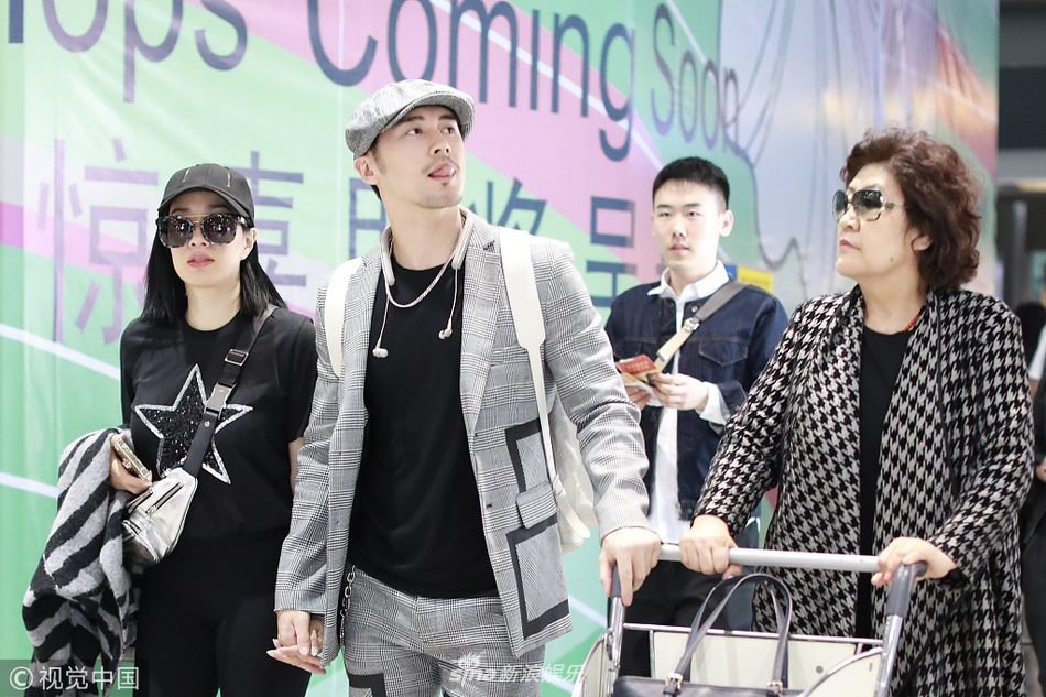 钟丽缇被曝怀四胎后首现身 紧牵老公身形丰腴大衣遮小腹