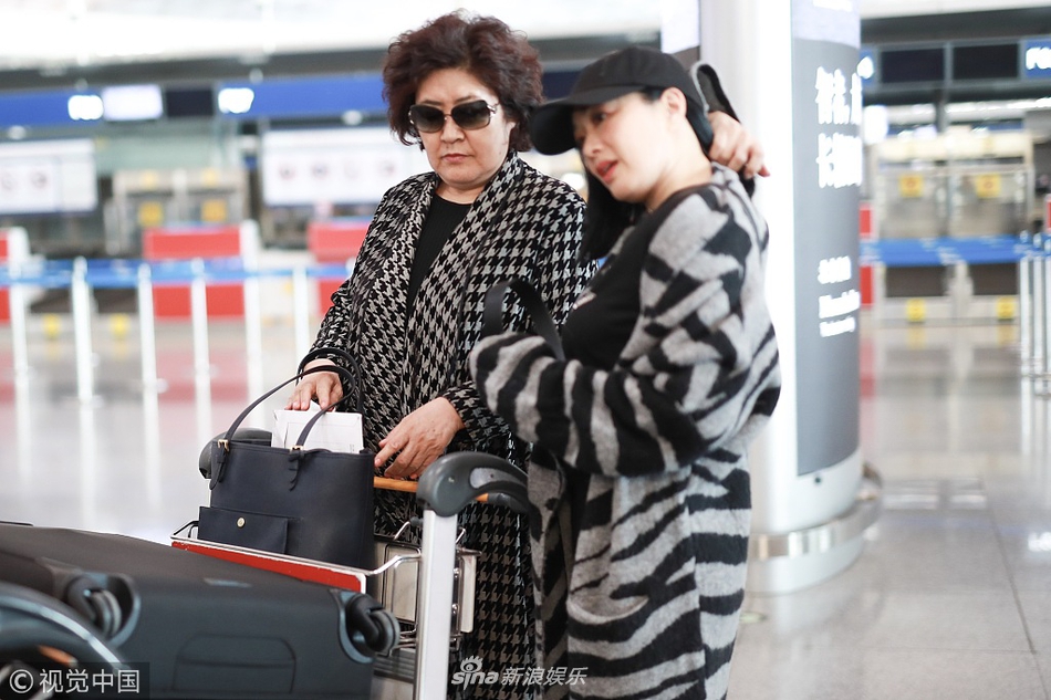 钟丽缇被曝怀四胎后首现身 紧牵老公身形丰腴大衣遮小腹