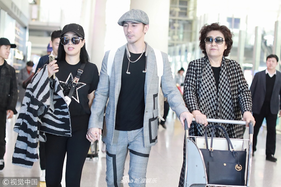 钟丽缇被曝怀四胎后首现身 紧牵老公身形丰腴大衣遮小腹