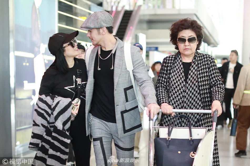 钟丽缇被曝怀四胎后首现身 紧牵老公身形丰腴大衣遮小腹