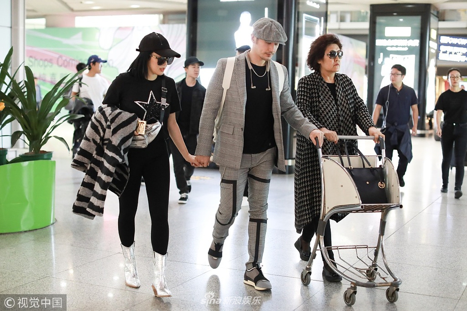 钟丽缇被曝怀四胎后首现身 紧牵老公身形丰腴大衣遮小腹