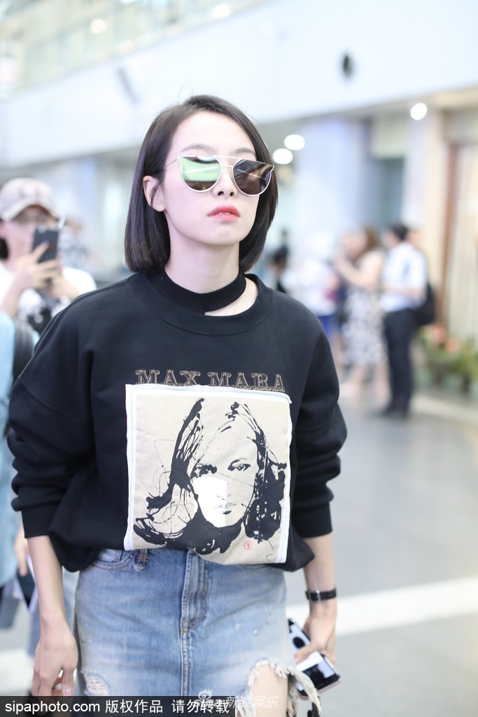 组图:宋茜黑色卫衣配牛仔裙秀筷子腿 插兜撩发